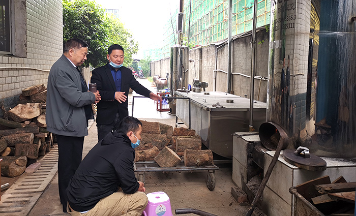 1000型大型釀酒設(shè)備正在蒸酒，劉老師為學(xué)員講解鍋爐的使用700