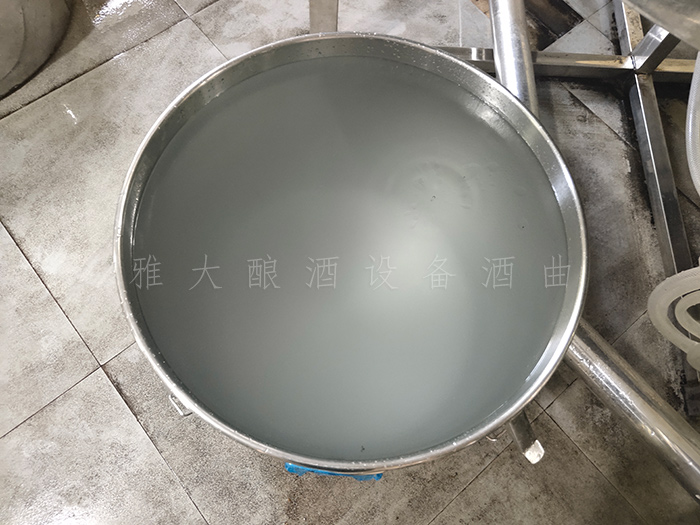 12-31將白酒倒入蒸餾釀酒設備中復蒸