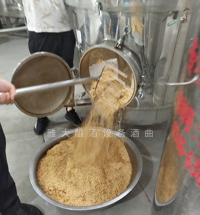 7.24玉米釀酒技術(shù)-蔣清蒸后的稻殼取出